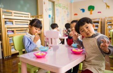 Niños jugando y aprendiendo a comer