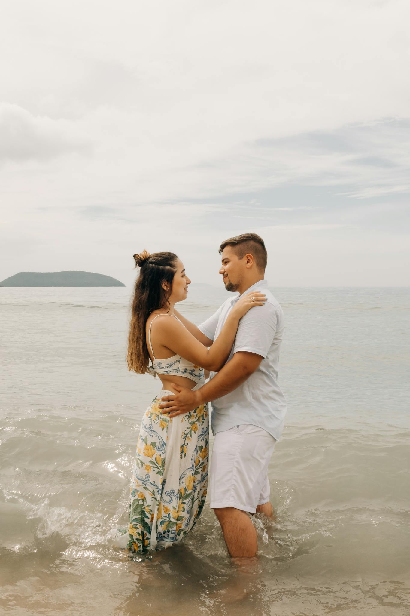 Pareja feliz en la playa que han recibido, buenos consejos para parejas y familias