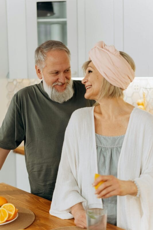 Pareja sonriendo y comunicándose de forma efectiva, practicando la escucha activa.