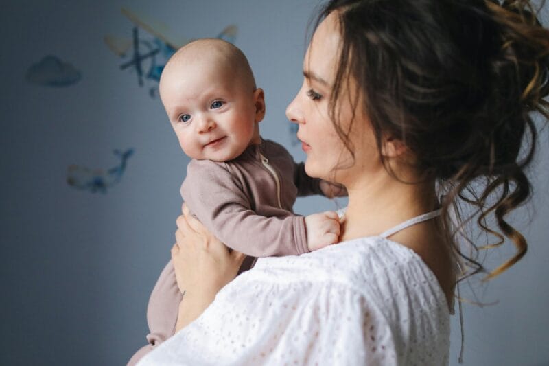 Conexión, amor, seguridad, vínculo entre padres/cuidadores e hijos bebés. Debe ser una imagen cálida, atractiva y que transmita la esencia del apego seguro. Crianza positiva